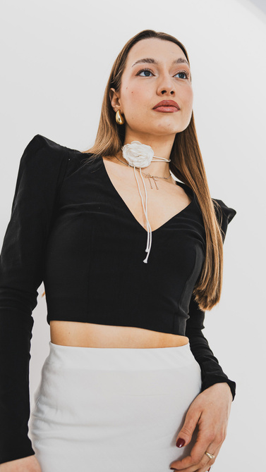 V neck blouse with shoulder buffets