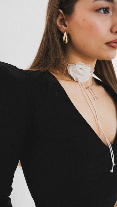 V neck blouse with shoulder buffets