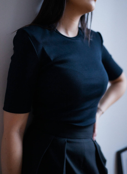 Ribbed knit blouse with short sleeves and shoulder pads