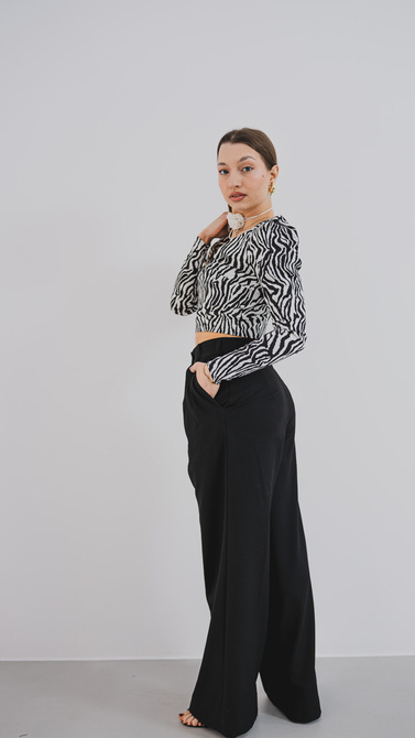 V neck blouse with shoulder buffets