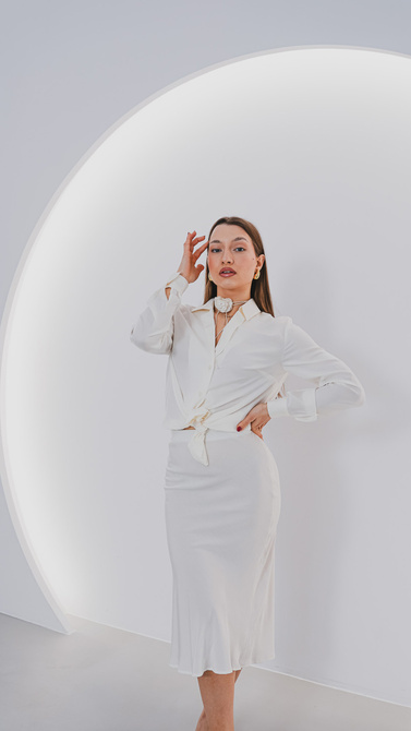 Satin skirt in ecru color with elastic band and covered zipper