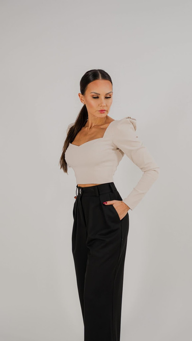 Fitted blouse with buff sleeves and caro neckline in beige color