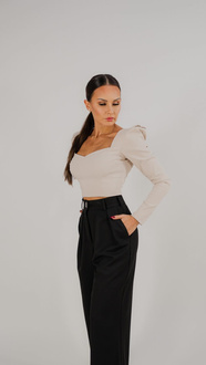 Fitted blouse with buff sleeves and caro neckline in beige color