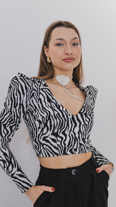 V neck blouse with shoulder buffets