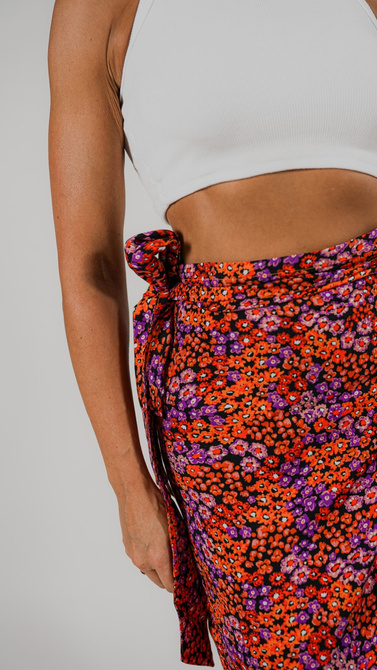 Viscose skirt in floral pattern with tie at waist