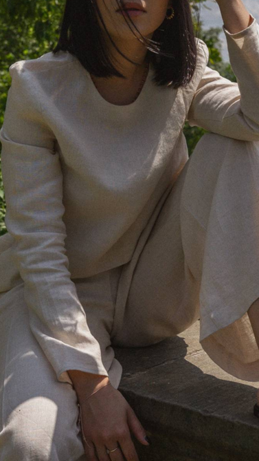 Linen blouse with long sleeves and round neckline